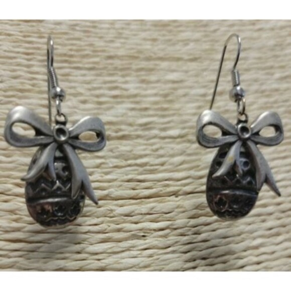 Vintage Easter Earrings Easter Egg with Bow Dangle Fishhook Pewter or Silvertone - Picture 1 of 8